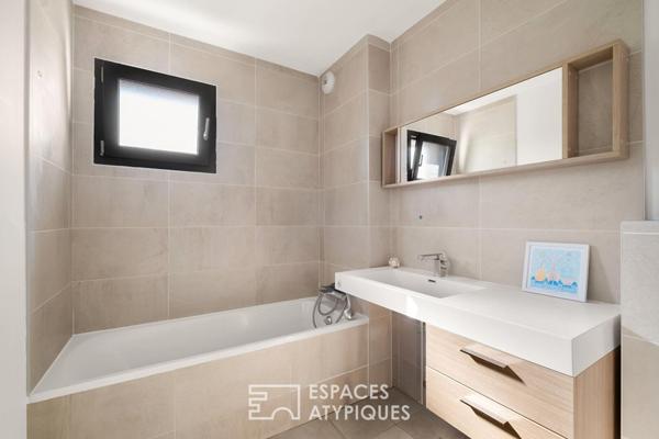 Maison contemporaine avec piscine et jardin paysagé au calme