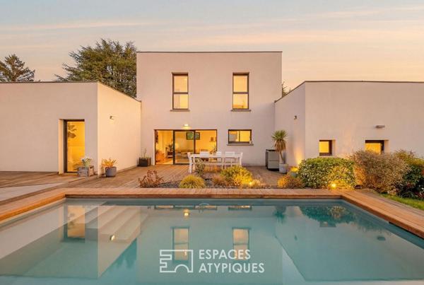 Maison contemporaine avec piscine et jardin paysagé au calme