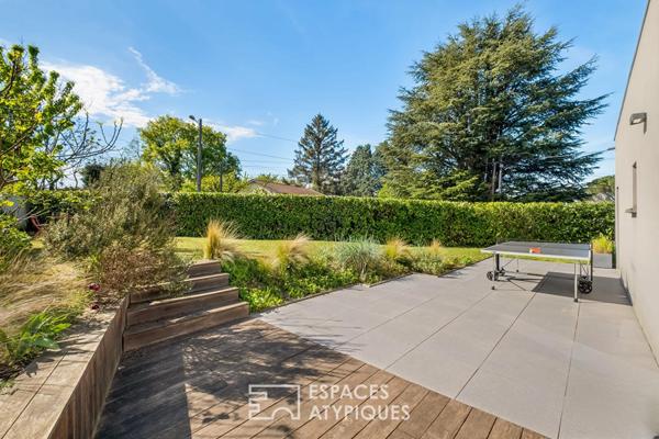 Maison contemporaine avec piscine et jardin paysagé au calme