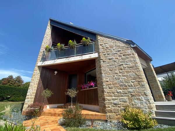 Maison à vendre à Dinan centre - 5 pièces, 3 chambres, jardin quartier calme Dinan