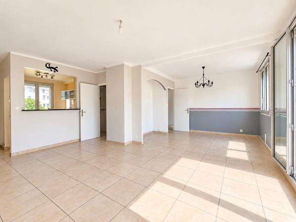 Lumineux appartement traversant 71m2 avec 2 balcons dans une résidence sécurisée
