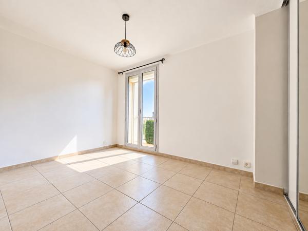 Lumineux appartement traversant 71m2 avec 2 balcons dans une résidence sécurisée