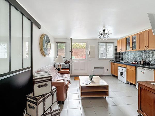 MONTREUIL - FONTENAY SOUS BOIS- VINCENNES, QUARTIER DES PARAPLUIES, RESIDENCE RECENTE, BEAU 2 PIECES AU CALME EXPOSE PLEIN SUD AVEC JARDIN PRIVATIF ET CAVE.