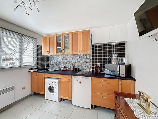 MONTREUIL - FONTENAY SOUS BOIS- VINCENNES, QUARTIER DES PARAPLUIES, RESIDENCE RECENTE, BEAU 2 PIECES AU CALME EXPOSE PLEIN SUD AVEC JARDIN PRIVATIF ET CAVE.