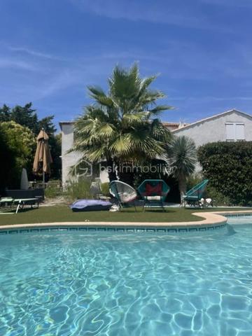 Située à Saint-Gély-du-Fesc, dans un environnement recherché aux portes de Montpellier, cette villa familiale de 205 m² habitables séduit par ses volumes généreux et son organisation pensée pour le confort de chacun.

Principalement de plain-pied, elle propose une belle pièce de vie avec cuisine ouverte sur le séjour, ainsi que des espaces annexes fonctionnels avec cellier et buanderie.

La maison offre 5 chambres, avec une conception rare et particulièrement intéressante :
chaque chambre dispose de sa propre pièce d’eau et bénéficie d’un positionnement indépendant au sein de la maison.

Cette configuration atypique a été imaginée pour offrir à chaque membre de la famille une véritable autonomie, dans un esprit presque “suite privative”. Elle conviendra parfaitement à une famille avec adolescents, à une activité d’accueil, ou encore à des acquéreurs recherchant confort et tranquillité au quotidien.

À l’étage, la suite parentale d’environ 50 m² constitue un véritable espace à part. Elle comprend un dressing, une salle de bains avec douche et baignoire, ainsi qu’un WC indépendant.
Elle s’ouvre également sur une agréable loggia privative, accessible directement depuis la chambre, offrant un espace lumineux.
Une seconde chambre avec pièce d’eau, située à l’opposé, permet d’accueillir confortablement famille ou invités.

À l’extérieur, le jardin accueille une agréable piscine au sel, idéale pour profiter pleinement des beaux jours.

Cette propriété offre ainsi un cadre de vie paisible, alliant volumes, intimité et fonctionnalité.

Saint-Gély-du-Fesc, village dynamique et très recherché, dispose de toutes les commodités : commerces, écoles, collège et ramassage scolaire vers le lycée du Pic Saint-Loup.

Pour tout complément d'information ou pour une visite : Christelle GAUDRON BSK Immobilier au O6 41 66 26 84.