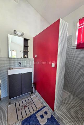 Située à Saint-Gély-du-Fesc, dans un environnement recherché aux portes de Montpellier, cette villa familiale de 205 m² habitables séduit par ses volumes généreux et son organisation pensée pour le confort de chacun.

Principalement de plain-pied, elle propose une belle pièce de vie avec cuisine ouverte sur le séjour, ainsi que des espaces annexes fonctionnels avec cellier et buanderie.

La maison offre 5 chambres, avec une conception rare et particulièrement intéressante :
chaque chambre dispose de sa propre pièce d’eau et bénéficie d’un positionnement indépendant au sein de la maison.

Cette configuration atypique a été imaginée pour offrir à chaque membre de la famille une véritable autonomie, dans un esprit presque “suite privative”. Elle conviendra parfaitement à une famille avec adolescents, à une activité d’accueil, ou encore à des acquéreurs recherchant confort et tranquillité au quotidien.

À l’étage, la suite parentale d’environ 50 m² constitue un véritable espace à part. Elle comprend un dressing, une salle de bains avec douche et baignoire, ainsi qu’un WC indépendant.
Elle s’ouvre également sur une agréable loggia privative, accessible directement depuis la chambre, offrant un espace lumineux.
Une seconde chambre avec pièce d’eau, située à l’opposé, permet d’accueillir confortablement famille ou invités.

À l’extérieur, le jardin accueille une agréable piscine au sel, idéale pour profiter pleinement des beaux jours.

Cette propriété offre ainsi un cadre de vie paisible, alliant volumes, intimité et fonctionnalité.

Saint-Gély-du-Fesc, village dynamique et très recherché, dispose de toutes les commodités : commerces, écoles, collège et ramassage scolaire vers le lycée du Pic Saint-Loup.

Pour tout complément d'information ou pour une visite : Christelle GAUDRON BSK Immobilier au O6 41 66 26 84.