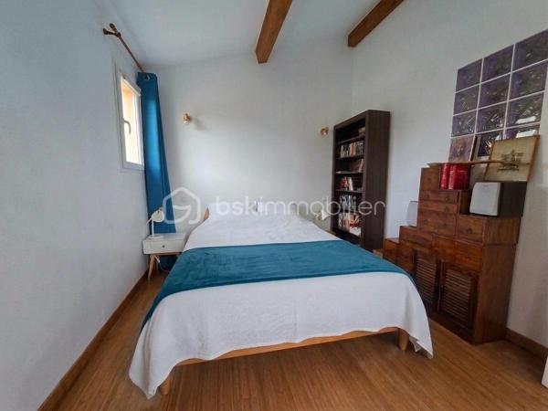 Située à Saint-Gély-du-Fesc, dans un environnement recherché aux portes de Montpellier, cette villa familiale de 205 m² habitables séduit par ses volumes généreux et son organisation pensée pour le confort de chacun.

Principalement de plain-pied, elle propose une belle pièce de vie avec cuisine ouverte sur le séjour, ainsi que des espaces annexes fonctionnels avec cellier et buanderie.

La maison offre 5 chambres, avec une conception rare et particulièrement intéressante :
chaque chambre dispose de sa propre pièce d’eau et bénéficie d’un positionnement indépendant au sein de la maison.

Cette configuration atypique a été imaginée pour offrir à chaque membre de la famille une véritable autonomie, dans un esprit presque “suite privative”. Elle conviendra parfaitement à une famille avec adolescents, à une activité d’accueil, ou encore à des acquéreurs recherchant confort et tranquillité au quotidien.

À l’étage, la suite parentale d’environ 50 m² constitue un véritable espace à part. Elle comprend un dressing, une salle de bains avec douche et baignoire, ainsi qu’un WC indépendant.
Elle s’ouvre également sur une agréable loggia privative, accessible directement depuis la chambre, offrant un espace lumineux.
Une seconde chambre avec pièce d’eau, située à l’opposé, permet d’accueillir confortablement famille ou invités.

À l’extérieur, le jardin accueille une agréable piscine au sel, idéale pour profiter pleinement des beaux jours.

Cette propriété offre ainsi un cadre de vie paisible, alliant volumes, intimité et fonctionnalité.

Saint-Gély-du-Fesc, village dynamique et très recherché, dispose de toutes les commodités : commerces, écoles, collège et ramassage scolaire vers le lycée du Pic Saint-Loup.

Pour tout complément d'information ou pour une visite : Christelle GAUDRON BSK Immobilier au O6 41 66 26 84.
