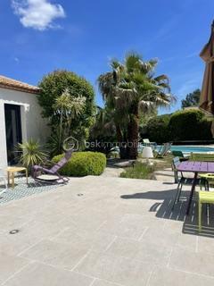 Située à Saint-Gély-du-Fesc, dans un environnement recherché aux portes de Montpellier, cette villa familiale de 205 m² habitables séduit par ses volumes généreux et son organisation pensée pour le confort de chacun.

Principalement de plain-pied, elle propose une belle pièce de vie avec cuisine ouverte sur le séjour, ainsi que des espaces annexes fonctionnels avec cellier et buanderie.

La maison offre 5 chambres, avec une conception rare et particulièrement intéressante :
chaque chambre dispose de sa propre pièce d’eau et bénéficie d’un positionnement indépendant au sein de la maison.

Cette configuration atypique a été imaginée pour offrir à chaque membre de la famille une véritable autonomie, dans un esprit presque “suite privative”. Elle conviendra parfaitement à une famille avec adolescents, à une activité d’accueil, ou encore à des acquéreurs recherchant confort et tranquillité au quotidien.

À l’étage, la suite parentale d’environ 50 m² constitue un véritable espace à part. Elle comprend un dressing, une salle de bains avec douche et baignoire, ainsi qu’un WC indépendant.
Elle s’ouvre également sur une agréable loggia privative, accessible directement depuis la chambre, offrant un espace lumineux.
Une seconde chambre avec pièce d’eau, située à l’opposé, permet d’accueillir confortablement famille ou invités.

À l’extérieur, le jardin accueille une agréable piscine au sel, idéale pour profiter pleinement des beaux jours.

Cette propriété offre ainsi un cadre de vie paisible, alliant volumes, intimité et fonctionnalité.

Saint-Gély-du-Fesc, village dynamique et très recherché, dispose de toutes les commodités : commerces, écoles, collège et ramassage scolaire vers le lycée du Pic Saint-Loup.

Pour tout complément d'information ou pour une visite : Christelle GAUDRON BSK Immobilier au O6 41 66 26 84.