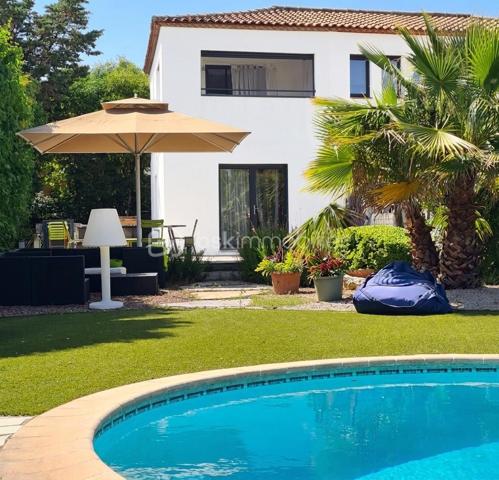 Située à Saint-Gély-du-Fesc, dans un environnement recherché aux portes de Montpellier, cette villa familiale de 205 m² habitables séduit par ses volumes généreux et son organisation pensée pour le confort de chacun.

Principalement de plain-pied, elle propose une belle pièce de vie avec cuisine ouverte sur le séjour, ainsi que des espaces annexes fonctionnels avec cellier et buanderie.

La maison offre 5 chambres, avec une conception rare et particulièrement intéressante :
chaque chambre dispose de sa propre pièce d’eau et bénéficie d’un positionnement indépendant au sein de la maison.

Cette configuration atypique a été imaginée pour offrir à chaque membre de la famille une véritable autonomie, dans un esprit presque “suite privative”. Elle conviendra parfaitement à une famille avec adolescents, à une activité d’accueil, ou encore à des acquéreurs recherchant confort et tranquillité au quotidien.

À l’étage, la suite parentale d’environ 50 m² constitue un véritable espace à part. Elle comprend un dressing, une salle de bains avec douche et baignoire, ainsi qu’un WC indépendant.
Elle s’ouvre également sur une agréable loggia privative, accessible directement depuis la chambre, offrant un espace lumineux.
Une seconde chambre avec pièce d’eau, située à l’opposé, permet d’accueillir confortablement famille ou invités.

À l’extérieur, le jardin accueille une agréable piscine au sel, idéale pour profiter pleinement des beaux jours.

Cette propriété offre ainsi un cadre de vie paisible, alliant volumes, intimité et fonctionnalité.

Saint-Gély-du-Fesc, village dynamique et très recherché, dispose de toutes les commodités : commerces, écoles, collège et ramassage scolaire vers le lycée du Pic Saint-Loup.

Pour tout complément d'information ou pour une visite : Christelle GAUDRON BSK Immobilier au O6 41 66 26 84.