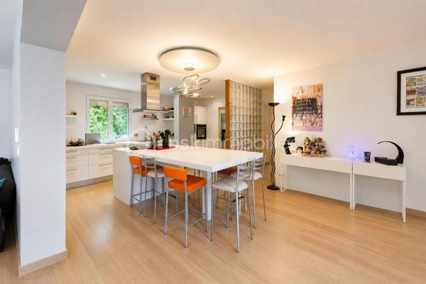 Située à Saint-Gély-du-Fesc, dans un environnement recherché aux portes de Montpellier, cette villa familiale de 205 m² habitables séduit par ses volumes généreux et son organisation pensée pour le confort de chacun.

Principalement de plain-pied, elle propose une belle pièce de vie avec cuisine ouverte sur le séjour, ainsi que des espaces annexes fonctionnels avec cellier et buanderie.

La maison offre 5 chambres, avec une conception rare et particulièrement intéressante :
chaque chambre dispose de sa propre pièce d’eau et bénéficie d’un positionnement indépendant au sein de la maison.

Cette configuration atypique a été imaginée pour offrir à chaque membre de la famille une véritable autonomie, dans un esprit presque “suite privative”. Elle conviendra parfaitement à une famille avec adolescents, à une activité d’accueil, ou encore à des acquéreurs recherchant confort et tranquillité au quotidien.

À l’étage, la suite parentale d’environ 50 m² constitue un véritable espace à part. Elle comprend un dressing, une salle de bains avec douche et baignoire, ainsi qu’un WC indépendant.
Elle s’ouvre également sur une agréable loggia privative, accessible directement depuis la chambre, offrant un espace lumineux.
Une seconde chambre avec pièce d’eau, située à l’opposé, permet d’accueillir confortablement famille ou invités.

À l’extérieur, le jardin accueille une agréable piscine au sel, idéale pour profiter pleinement des beaux jours.

Cette propriété offre ainsi un cadre de vie paisible, alliant volumes, intimité et fonctionnalité.

Saint-Gély-du-Fesc, village dynamique et très recherché, dispose de toutes les commodités : commerces, écoles, collège et ramassage scolaire vers le lycée du Pic Saint-Loup.

Pour tout complément d'information ou pour une visite : Christelle GAUDRON BSK Immobilier au O6 41 66 26 84.