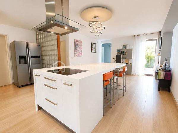 Située à Saint-Gély-du-Fesc, dans un environnement recherché aux portes de Montpellier, cette villa familiale de 205 m² habitables séduit par ses volumes généreux et son organisation pensée pour le confort de chacun.

Principalement de plain-pied, elle propose une belle pièce de vie avec cuisine ouverte sur le séjour, ainsi que des espaces annexes fonctionnels avec cellier et buanderie.

La maison offre 5 chambres, avec une conception rare et particulièrement intéressante :
chaque chambre dispose de sa propre pièce d’eau et bénéficie d’un positionnement indépendant au sein de la maison.

Cette configuration atypique a été imaginée pour offrir à chaque membre de la famille une véritable autonomie, dans un esprit presque “suite privative”. Elle conviendra parfaitement à une famille avec adolescents, à une activité d’accueil, ou encore à des acquéreurs recherchant confort et tranquillité au quotidien.

À l’étage, la suite parentale d’environ 50 m² constitue un véritable espace à part. Elle comprend un dressing, une salle de bains avec douche et baignoire, ainsi qu’un WC indépendant.
Elle s’ouvre également sur une agréable loggia privative, accessible directement depuis la chambre, offrant un espace lumineux.
Une seconde chambre avec pièce d’eau, située à l’opposé, permet d’accueillir confortablement famille ou invités.

À l’extérieur, le jardin accueille une agréable piscine au sel, idéale pour profiter pleinement des beaux jours.

Cette propriété offre ainsi un cadre de vie paisible, alliant volumes, intimité et fonctionnalité.

Saint-Gély-du-Fesc, village dynamique et très recherché, dispose de toutes les commodités : commerces, écoles, collège et ramassage scolaire vers le lycée du Pic Saint-Loup.

Pour tout complément d'information ou pour une visite : Christelle GAUDRON BSK Immobilier au O6 41 66 26 84.