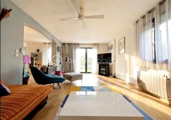 Située à Saint-Gély-du-Fesc, dans un environnement recherché aux portes de Montpellier, cette villa familiale de 205 m² habitables séduit par ses volumes généreux et son organisation pensée pour le confort de chacun.

Principalement de plain-pied, elle propose une belle pièce de vie avec cuisine ouverte sur le séjour, ainsi que des espaces annexes fonctionnels avec cellier et buanderie.

La maison offre 5 chambres, avec une conception rare et particulièrement intéressante :
chaque chambre dispose de sa propre pièce d’eau et bénéficie d’un positionnement indépendant au sein de la maison.

Cette configuration atypique a été imaginée pour offrir à chaque membre de la famille une véritable autonomie, dans un esprit presque “suite privative”. Elle conviendra parfaitement à une famille avec adolescents, à une activité d’accueil, ou encore à des acquéreurs recherchant confort et tranquillité au quotidien.

À l’étage, la suite parentale d’environ 50 m² constitue un véritable espace à part. Elle comprend un dressing, une salle de bains avec douche et baignoire, ainsi qu’un WC indépendant.
Elle s’ouvre également sur une agréable loggia privative, accessible directement depuis la chambre, offrant un espace lumineux.
Une seconde chambre avec pièce d’eau, située à l’opposé, permet d’accueillir confortablement famille ou invités.

À l’extérieur, le jardin accueille une agréable piscine au sel, idéale pour profiter pleinement des beaux jours.

Cette propriété offre ainsi un cadre de vie paisible, alliant volumes, intimité et fonctionnalité.

Saint-Gély-du-Fesc, village dynamique et très recherché, dispose de toutes les commodités : commerces, écoles, collège et ramassage scolaire vers le lycée du Pic Saint-Loup.

Pour tout complément d'information ou pour une visite : Christelle GAUDRON BSK Immobilier au O6 41 66 26 84.