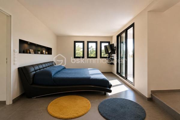 Située à Saint-Gély-du-Fesc, dans un environnement recherché aux portes de Montpellier, cette villa familiale de 205 m² habitables séduit par ses volumes généreux et son organisation pensée pour le confort de chacun.

Principalement de plain-pied, elle propose une belle pièce de vie avec cuisine ouverte sur le séjour, ainsi que des espaces annexes fonctionnels avec cellier et buanderie.

La maison offre 5 chambres, avec une conception rare et particulièrement intéressante :
chaque chambre dispose de sa propre pièce d’eau et bénéficie d’un positionnement indépendant au sein de la maison.

Cette configuration atypique a été imaginée pour offrir à chaque membre de la famille une véritable autonomie, dans un esprit presque “suite privative”. Elle conviendra parfaitement à une famille avec adolescents, à une activité d’accueil, ou encore à des acquéreurs recherchant confort et tranquillité au quotidien.

À l’étage, la suite parentale d’environ 50 m² constitue un véritable espace à part. Elle comprend un dressing, une salle de bains avec douche et baignoire, ainsi qu’un WC indépendant.
Elle s’ouvre également sur une agréable loggia privative, accessible directement depuis la chambre, offrant un espace lumineux.
Une seconde chambre avec pièce d’eau, située à l’opposé, permet d’accueillir confortablement famille ou invités.

À l’extérieur, le jardin accueille une agréable piscine au sel, idéale pour profiter pleinement des beaux jours.

Cette propriété offre ainsi un cadre de vie paisible, alliant volumes, intimité et fonctionnalité.

Saint-Gély-du-Fesc, village dynamique et très recherché, dispose de toutes les commodités : commerces, écoles, collège et ramassage scolaire vers le lycée du Pic Saint-Loup.

Pour tout complément d'information ou pour une visite : Christelle GAUDRON BSK Immobilier au O6 41 66 26 84.