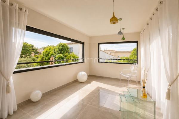 Située à Saint-Gély-du-Fesc, dans un environnement recherché aux portes de Montpellier, cette villa familiale de 205 m² habitables séduit par ses volumes généreux et son organisation pensée pour le confort de chacun.

Principalement de plain-pied, elle propose une belle pièce de vie avec cuisine ouverte sur le séjour, ainsi que des espaces annexes fonctionnels avec cellier et buanderie.

La maison offre 5 chambres, avec une conception rare et particulièrement intéressante :
chaque chambre dispose de sa propre pièce d’eau et bénéficie d’un positionnement indépendant au sein de la maison.

Cette configuration atypique a été imaginée pour offrir à chaque membre de la famille une véritable autonomie, dans un esprit presque “suite privative”. Elle conviendra parfaitement à une famille avec adolescents, à une activité d’accueil, ou encore à des acquéreurs recherchant confort et tranquillité au quotidien.

À l’étage, la suite parentale d’environ 50 m² constitue un véritable espace à part. Elle comprend un dressing, une salle de bains avec douche et baignoire, ainsi qu’un WC indépendant.
Elle s’ouvre également sur une agréable loggia privative, accessible directement depuis la chambre, offrant un espace lumineux.
Une seconde chambre avec pièce d’eau, située à l’opposé, permet d’accueillir confortablement famille ou invités.

À l’extérieur, le jardin accueille une agréable piscine au sel, idéale pour profiter pleinement des beaux jours.

Cette propriété offre ainsi un cadre de vie paisible, alliant volumes, intimité et fonctionnalité.

Saint-Gély-du-Fesc, village dynamique et très recherché, dispose de toutes les commodités : commerces, écoles, collège et ramassage scolaire vers le lycée du Pic Saint-Loup.

Pour tout complément d'information ou pour une visite : Christelle GAUDRON BSK Immobilier au O6 41 66 26 84.