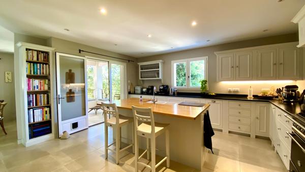 Uzès région, vue panoramique, magnifique Bastide de 400 m², spacieuse et accueillante, style et confort contem Uzès (30700)