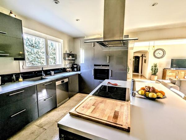 Belle villa 4 chambres, bureau, garage, piscine