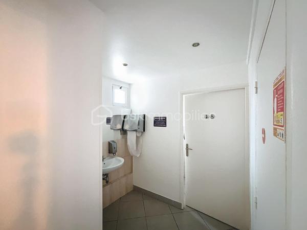 Local d activites de 200 m²