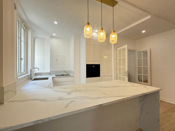 Appartement meublé neuf de 59 m2 rénové en entier - 1 chambre avec double séjour