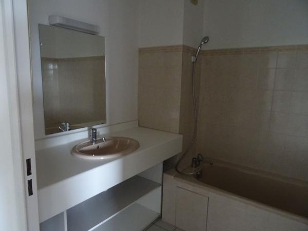 Vaste T2 Bourg centre avec balcon, cave et pk sécurisé