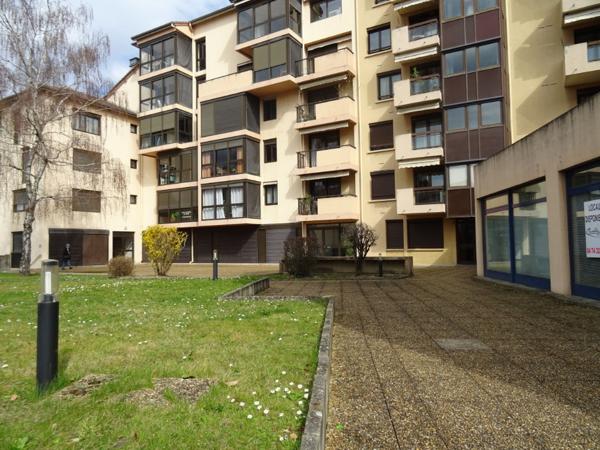 Vaste T2 Bourg centre avec balcon, cave et pk sécurisé