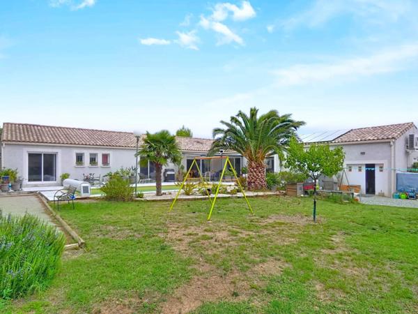 Villa plain pied d'environ 194 m² sur terrain 1145 m² avec piscine