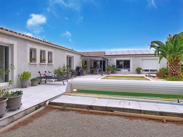 Villa plain pied d'environ 194 m² sur terrain 1145 m² avec piscine