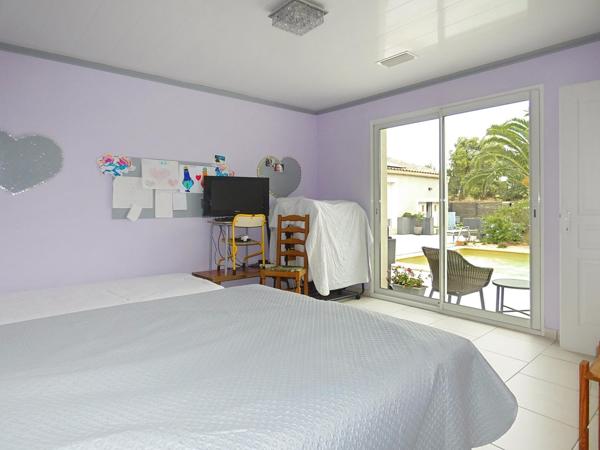 Villa plain pied d'environ 194 m² sur terrain 1145 m² avec piscine