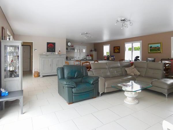 Villa plain pied d'environ 194 m² sur terrain 1145 m² avec piscine