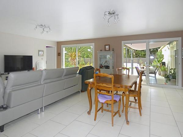 Villa plain pied d'environ 194 m² sur terrain 1145 m² avec piscine