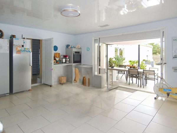 Villa plain pied d'environ 194 m² sur terrain 1145 m² avec piscine