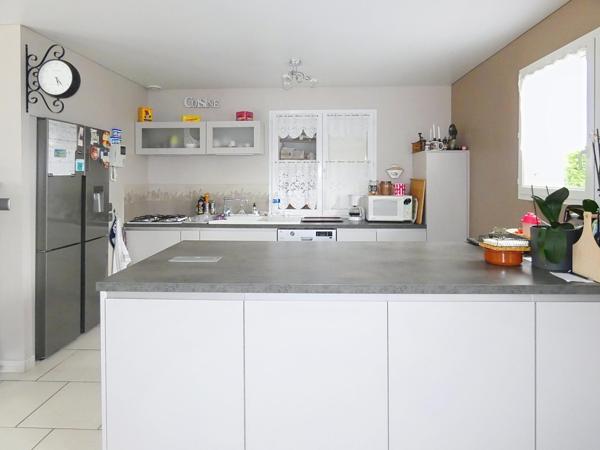 Villa plain pied d'environ 194 m² sur terrain 1145 m² avec piscine