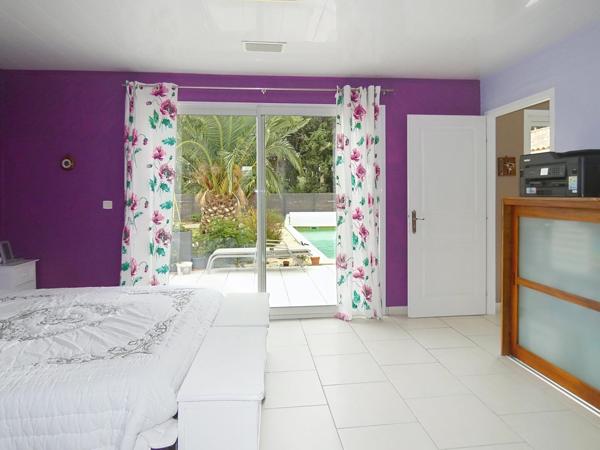 Villa plain pied d'environ 194 m² sur terrain 1145 m² avec piscine