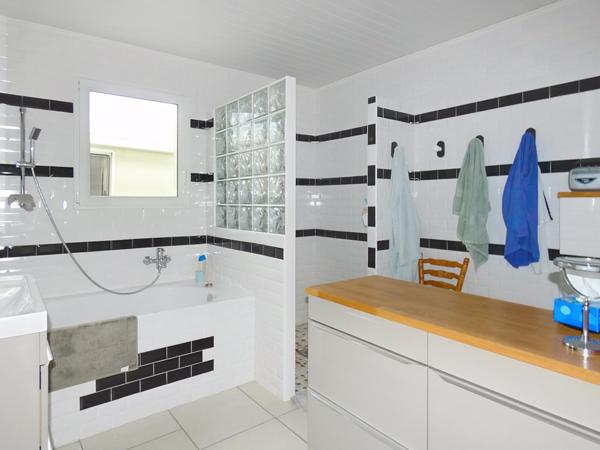 Villa plain pied d'environ 194 m² sur terrain 1145 m² avec piscine