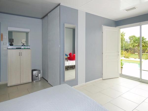 Villa plain pied d'environ 194 m² sur terrain 1145 m² avec piscine