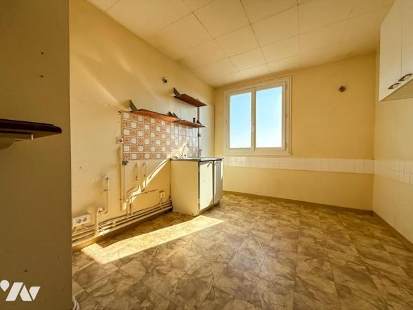 REZE Château - Appartement T4 à rénover au 4ème étage sans ascenseur