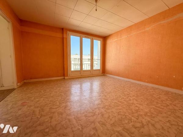 REZE Château - Appartement T4 à rénover au 4ème étage sans ascenseur