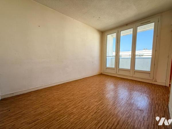 REZE Château - Appartement T4 à rénover au 4ème étage sans ascenseur