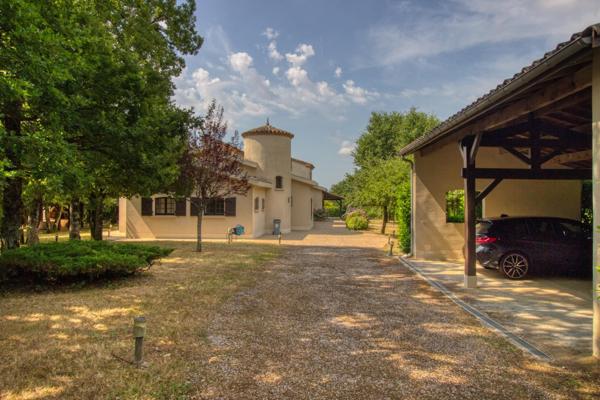 Propriété 180m2 avec piscine, pool-house, carport et grand jardin arboré