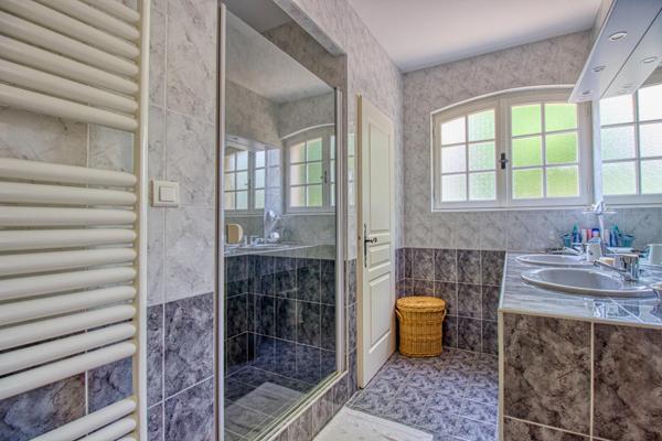 Propriété 180m2 avec piscine, pool-house, carport et grand jardin arboré