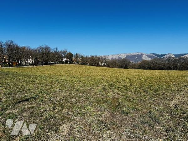 Teerain constructible 792m²