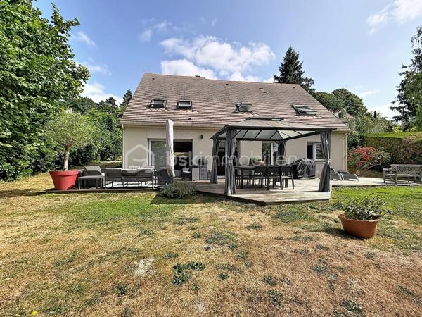 À découvrir, belle maison familiale de 134 m² habitables, située au cœur du hameau de La Richarderie à Jouars-Pontchartrain, un secteur particulièrement recherché pour son calme et son environnement résidentiel, tout en restant à proximité du centre-ville et de ses commodités.

Entièrement rénovée en 2014, cette maison offre de beaux volumes et une distribution fonctionnelle, idéale pour une famille.
Elle se compose de 4 chambres, de 2 salles de bains, dont une en rez-de-chaussée et une à l'étage, ainsi que de pièces de vie agréables et lumineuses. La cuisine aménagée et équipée s'intègre parfaitement à l'espace de vie.
À l'extérieur, vous profiterez d'une grande terrasse et d'un terrain agréable, idéal pour les moments en famille ou entre amis.
Un double garage de 36 m² complète ce bien et offre un espace de stationnement et de rangement particulièrement appréciable. Plusieurs véhicules peuvent également être stationnés dans l'allée de la propriété.
Une maison soignée, rénovée et parfaitement adaptée à une vie de famille, dans un environnement calme et recherché.

📍 La Richarderie – Jouars-Pontchartrain
🏠 134 m² habitables
🛏️ 4 chambres
🛁 2 salles de bains
🚗 Double garage de 36 m²
🌿 Terrasse et terrain

Un bien rare dans un secteur recherché. À découvrir sans tarder !
SARA RODRIGUES 
BSK IMMOBILIER 
06 33 82 07 35