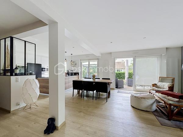 À découvrir, belle maison familiale de 134 m² habitables, située au cœur du hameau de La Richarderie à Jouars-Pontchartrain, un secteur particulièrement recherché pour son calme et son environnement résidentiel, tout en restant à proximité du centre-ville et de ses commodités.

Entièrement rénovée en 2014, cette maison offre de beaux volumes et une distribution fonctionnelle, idéale pour une famille.
Elle se compose de 4 chambres, de 2 salles de bains, dont une en rez-de-chaussée et une à l'étage, ainsi que de pièces de vie agréables et lumineuses. La cuisine aménagée et équipée s'intègre parfaitement à l'espace de vie.
À l'extérieur, vous profiterez d'une grande terrasse et d'un terrain agréable, idéal pour les moments en famille ou entre amis.
Un double garage de 36 m² complète ce bien et offre un espace de stationnement et de rangement particulièrement appréciable. Plusieurs véhicules peuvent également être stationnés dans l'allée de la propriété.
Une maison soignée, rénovée et parfaitement adaptée à une vie de famille, dans un environnement calme et recherché.

📍 La Richarderie – Jouars-Pontchartrain
🏠 134 m² habitables
🛏️ 4 chambres
🛁 2 salles de bains
🚗 Double garage de 36 m²
🌿 Terrasse et terrain

Un bien rare dans un secteur recherché. À découvrir sans tarder !
SARA RODRIGUES 
BSK IMMOBILIER 
06 33 82 07 35