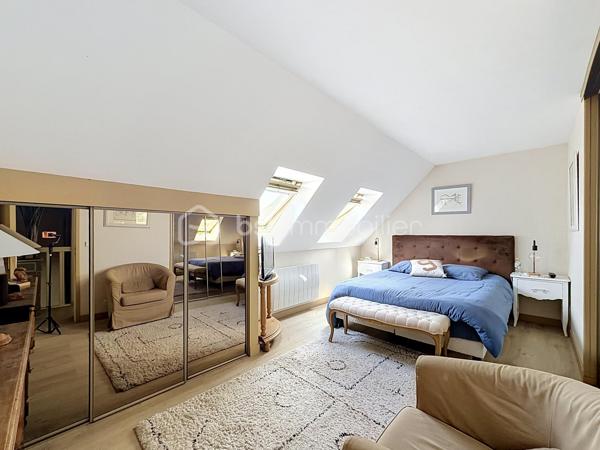 À découvrir, belle maison familiale de 134 m² habitables, située au cœur du hameau de La Richarderie à Jouars-Pontchartrain, un secteur particulièrement recherché pour son calme et son environnement résidentiel, tout en restant à proximité du centre-ville et de ses commodités.

Entièrement rénovée en 2014, cette maison offre de beaux volumes et une distribution fonctionnelle, idéale pour une famille.
Elle se compose de 4 chambres, de 2 salles de bains, dont une en rez-de-chaussée et une à l'étage, ainsi que de pièces de vie agréables et lumineuses. La cuisine aménagée et équipée s'intègre parfaitement à l'espace de vie.
À l'extérieur, vous profiterez d'une grande terrasse et d'un terrain agréable, idéal pour les moments en famille ou entre amis.
Un double garage de 36 m² complète ce bien et offre un espace de stationnement et de rangement particulièrement appréciable. Plusieurs véhicules peuvent également être stationnés dans l'allée de la propriété.
Une maison soignée, rénovée et parfaitement adaptée à une vie de famille, dans un environnement calme et recherché.

📍 La Richarderie – Jouars-Pontchartrain
🏠 134 m² habitables
🛏️ 4 chambres
🛁 2 salles de bains
🚗 Double garage de 36 m²
🌿 Terrasse et terrain

Un bien rare dans un secteur recherché. À découvrir sans tarder !
SARA RODRIGUES 
BSK IMMOBILIER 
06 33 82 07 35