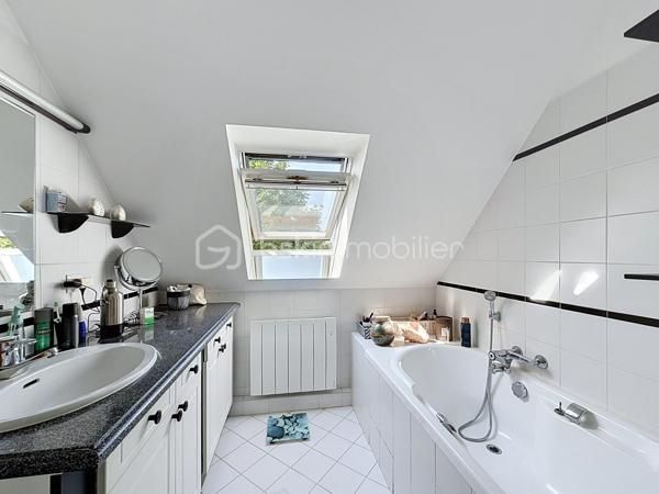 À découvrir, belle maison familiale de 134 m² habitables, située au cœur du hameau de La Richarderie à Jouars-Pontchartrain, un secteur particulièrement recherché pour son calme et son environnement résidentiel, tout en restant à proximité du centre-ville et de ses commodités.

Entièrement rénovée en 2014, cette maison offre de beaux volumes et une distribution fonctionnelle, idéale pour une famille.
Elle se compose de 4 chambres, de 2 salles de bains, dont une en rez-de-chaussée et une à l'étage, ainsi que de pièces de vie agréables et lumineuses. La cuisine aménagée et équipée s'intègre parfaitement à l'espace de vie.
À l'extérieur, vous profiterez d'une grande terrasse et d'un terrain agréable, idéal pour les moments en famille ou entre amis.
Un double garage de 36 m² complète ce bien et offre un espace de stationnement et de rangement particulièrement appréciable. Plusieurs véhicules peuvent également être stationnés dans l'allée de la propriété.
Une maison soignée, rénovée et parfaitement adaptée à une vie de famille, dans un environnement calme et recherché.

📍 La Richarderie – Jouars-Pontchartrain
🏠 134 m² habitables
🛏️ 4 chambres
🛁 2 salles de bains
🚗 Double garage de 36 m²
🌿 Terrasse et terrain

Un bien rare dans un secteur recherché. À découvrir sans tarder !
SARA RODRIGUES 
BSK IMMOBILIER 
06 33 82 07 35
