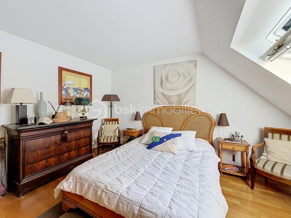 À découvrir, belle maison familiale de 134 m² habitables, située au cœur du hameau de La Richarderie à Jouars-Pontchartrain, un secteur particulièrement recherché pour son calme et son environnement résidentiel, tout en restant à proximité du centre-ville et de ses commodités.

Entièrement rénovée en 2014, cette maison offre de beaux volumes et une distribution fonctionnelle, idéale pour une famille.
Elle se compose de 4 chambres, de 2 salles de bains, dont une en rez-de-chaussée et une à l'étage, ainsi que de pièces de vie agréables et lumineuses. La cuisine aménagée et équipée s'intègre parfaitement à l'espace de vie.
À l'extérieur, vous profiterez d'une grande terrasse et d'un terrain agréable, idéal pour les moments en famille ou entre amis.
Un double garage de 36 m² complète ce bien et offre un espace de stationnement et de rangement particulièrement appréciable. Plusieurs véhicules peuvent également être stationnés dans l'allée de la propriété.
Une maison soignée, rénovée et parfaitement adaptée à une vie de famille, dans un environnement calme et recherché.

📍 La Richarderie – Jouars-Pontchartrain
🏠 134 m² habitables
🛏️ 4 chambres
🛁 2 salles de bains
🚗 Double garage de 36 m²
🌿 Terrasse et terrain

Un bien rare dans un secteur recherché. À découvrir sans tarder !
SARA RODRIGUES 
BSK IMMOBILIER 
06 33 82 07 35
