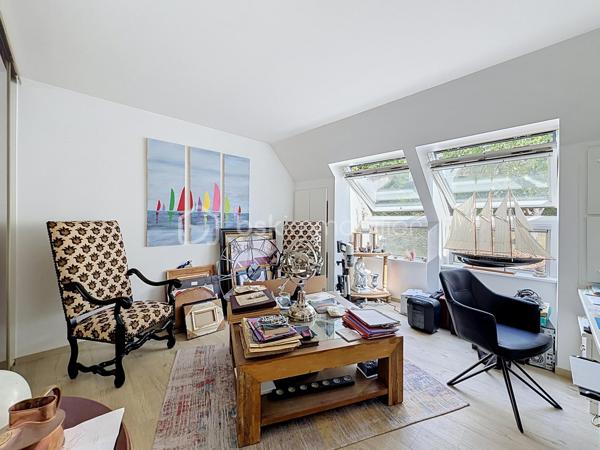 À découvrir, belle maison familiale de 134 m² habitables, située au cœur du hameau de La Richarderie à Jouars-Pontchartrain, un secteur particulièrement recherché pour son calme et son environnement résidentiel, tout en restant à proximité du centre-ville et de ses commodités.

Entièrement rénovée en 2014, cette maison offre de beaux volumes et une distribution fonctionnelle, idéale pour une famille.
Elle se compose de 4 chambres, de 2 salles de bains, dont une en rez-de-chaussée et une à l'étage, ainsi que de pièces de vie agréables et lumineuses. La cuisine aménagée et équipée s'intègre parfaitement à l'espace de vie.
À l'extérieur, vous profiterez d'une grande terrasse et d'un terrain agréable, idéal pour les moments en famille ou entre amis.
Un double garage de 36 m² complète ce bien et offre un espace de stationnement et de rangement particulièrement appréciable. Plusieurs véhicules peuvent également être stationnés dans l'allée de la propriété.
Une maison soignée, rénovée et parfaitement adaptée à une vie de famille, dans un environnement calme et recherché.

📍 La Richarderie – Jouars-Pontchartrain
🏠 134 m² habitables
🛏️ 4 chambres
🛁 2 salles de bains
🚗 Double garage de 36 m²
🌿 Terrasse et terrain

Un bien rare dans un secteur recherché. À découvrir sans tarder !
SARA RODRIGUES 
BSK IMMOBILIER 
06 33 82 07 35