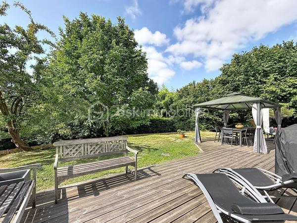À découvrir, belle maison familiale de 134 m² habitables, située au cœur du hameau de La Richarderie à Jouars-Pontchartrain, un secteur particulièrement recherché pour son calme et son environnement résidentiel, tout en restant à proximité du centre-ville et de ses commodités.

Entièrement rénovée en 2014, cette maison offre de beaux volumes et une distribution fonctionnelle, idéale pour une famille.
Elle se compose de 4 chambres, de 2 salles de bains, dont une en rez-de-chaussée et une à l'étage, ainsi que de pièces de vie agréables et lumineuses. La cuisine aménagée et équipée s'intègre parfaitement à l'espace de vie.
À l'extérieur, vous profiterez d'une grande terrasse et d'un terrain agréable, idéal pour les moments en famille ou entre amis.
Un double garage de 36 m² complète ce bien et offre un espace de stationnement et de rangement particulièrement appréciable. Plusieurs véhicules peuvent également être stationnés dans l'allée de la propriété.
Une maison soignée, rénovée et parfaitement adaptée à une vie de famille, dans un environnement calme et recherché.

📍 La Richarderie – Jouars-Pontchartrain
🏠 134 m² habitables
🛏️ 4 chambres
🛁 2 salles de bains
🚗 Double garage de 36 m²
🌿 Terrasse et terrain

Un bien rare dans un secteur recherché. À découvrir sans tarder !
SARA RODRIGUES 
BSK IMMOBILIER 
06 33 82 07 35