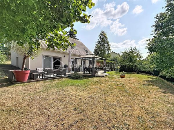 À découvrir, belle maison familiale de 134 m² habitables, située au cœur du hameau de La Richarderie à Jouars-Pontchartrain, un secteur particulièrement recherché pour son calme et son environnement résidentiel, tout en restant à proximité du centre-ville et de ses commodités.

Entièrement rénovée en 2014, cette maison offre de beaux volumes et une distribution fonctionnelle, idéale pour une famille.
Elle se compose de 4 chambres, de 2 salles de bains, dont une en rez-de-chaussée et une à l'étage, ainsi que de pièces de vie agréables et lumineuses. La cuisine aménagée et équipée s'intègre parfaitement à l'espace de vie.
À l'extérieur, vous profiterez d'une grande terrasse et d'un terrain agréable, idéal pour les moments en famille ou entre amis.
Un double garage de 36 m² complète ce bien et offre un espace de stationnement et de rangement particulièrement appréciable. Plusieurs véhicules peuvent également être stationnés dans l'allée de la propriété.
Une maison soignée, rénovée et parfaitement adaptée à une vie de famille, dans un environnement calme et recherché.

📍 La Richarderie – Jouars-Pontchartrain
🏠 134 m² habitables
🛏️ 4 chambres
🛁 2 salles de bains
🚗 Double garage de 36 m²
🌿 Terrasse et terrain

Un bien rare dans un secteur recherché. À découvrir sans tarder !
SARA RODRIGUES 
BSK IMMOBILIER 
06 33 82 07 35