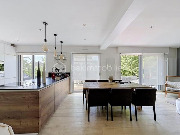 À découvrir, belle maison familiale de 134 m² habitables, située au cœur du hameau de La Richarderie à Jouars-Pontchartrain, un secteur particulièrement recherché pour son calme et son environnement résidentiel, tout en restant à proximité du centre-ville et de ses commodités.

Entièrement rénovée en 2014, cette maison offre de beaux volumes et une distribution fonctionnelle, idéale pour une famille.
Elle se compose de 4 chambres, de 2 salles de bains, dont une en rez-de-chaussée et une à l'étage, ainsi que de pièces de vie agréables et lumineuses. La cuisine aménagée et équipée s'intègre parfaitement à l'espace de vie.
À l'extérieur, vous profiterez d'une grande terrasse et d'un terrain agréable, idéal pour les moments en famille ou entre amis.
Un double garage de 36 m² complète ce bien et offre un espace de stationnement et de rangement particulièrement appréciable. Plusieurs véhicules peuvent également être stationnés dans l'allée de la propriété.
Une maison soignée, rénovée et parfaitement adaptée à une vie de famille, dans un environnement calme et recherché.

📍 La Richarderie – Jouars-Pontchartrain
🏠 134 m² habitables
🛏️ 4 chambres
🛁 2 salles de bains
🚗 Double garage de 36 m²
🌿 Terrasse et terrain

Un bien rare dans un secteur recherché. À découvrir sans tarder !
SARA RODRIGUES 
BSK IMMOBILIER 
06 33 82 07 35