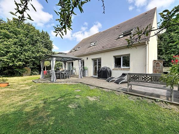 À découvrir, belle maison familiale de 134 m² habitables, située au cœur du hameau de La Richarderie à Jouars-Pontchartrain, un secteur particulièrement recherché pour son calme et son environnement résidentiel, tout en restant à proximité du centre-ville et de ses commodités.

Entièrement rénovée en 2014, cette maison offre de beaux volumes et une distribution fonctionnelle, idéale pour une famille.
Elle se compose de 4 chambres, de 2 salles de bains, dont une en rez-de-chaussée et une à l'étage, ainsi que de pièces de vie agréables et lumineuses. La cuisine aménagée et équipée s'intègre parfaitement à l'espace de vie.
À l'extérieur, vous profiterez d'une grande terrasse et d'un terrain agréable, idéal pour les moments en famille ou entre amis.
Un double garage de 36 m² complète ce bien et offre un espace de stationnement et de rangement particulièrement appréciable. Plusieurs véhicules peuvent également être stationnés dans l'allée de la propriété.
Une maison soignée, rénovée et parfaitement adaptée à une vie de famille, dans un environnement calme et recherché.

📍 La Richarderie – Jouars-Pontchartrain
🏠 134 m² habitables
🛏️ 4 chambres
🛁 2 salles de bains
🚗 Double garage de 36 m²
🌿 Terrasse et terrain

Un bien rare dans un secteur recherché. À découvrir sans tarder !
SARA RODRIGUES 
BSK IMMOBILIER 
06 33 82 07 35